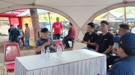 Ket foto. Bupati Malang, HM Sanusi (menghadap kamera) didampingi Kepala Dinas Kelautan dan Perikanan, Victor Sembiring (membelakangi kamera) berdialog dengan para nelayan Sendang Biru yang heroik di Pantai Wonogoro Gedangan