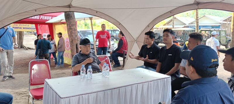 Ket foto. Bupati Malang, HM Sanusi (menghadap kamera) didampingi Kepala Dinas Kelautan dan Perikanan, Victor Sembiring (membelakangi kamera) berdialog dengan para nelayan Sendang Biru yang heroik di Pantai Wonogoro Gedangan