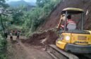 Ket foto. Alat berat dikerahkan untuk membersihkan longsoran tanah yang menutupi jalan di Desa Dalisodo Wagir