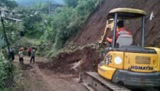 Ket foto. Alat berat dikerahkan untuk membersihkan longsoran tanah yang menutupi jalan di Desa Dalisodo Wagir
