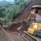 Ket foto. Alat berat dikerahkan untuk membersihkan longsoran tanah yang menutupi jalan di Desa Dalisodo Wagir