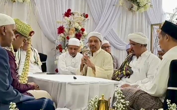 Ket foto. Saat prosesi akad nikah putri dari Habib Musthofa Alyadrus Bangilan Tuban 