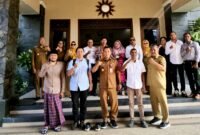 Ket foto. Delegasi negara Timor Leste bersama owner kripik Lumba Lumba Lumba, Sucipto, owner rokok Sayap Mas, Abah Sulaiman dan beberapa perwakilan OPD usai meninjau pabrik pengolahan kripik