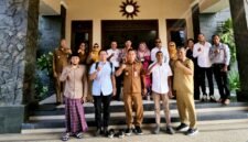 Ket foto. Delegasi negara Timor Leste bersama owner kripik Lumba Lumba Lumba, Sucipto, owner rokok Sayap Mas, Abah Sulaiman dan beberapa perwakilan OPD usai meninjau pabrik pengolahan kripik