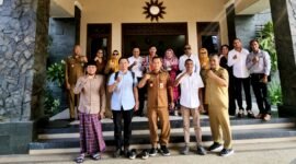 Ket foto. Delegasi negara Timor Leste bersama owner kripik Lumba Lumba Lumba, Sucipto, owner rokok Sayap Mas, Abah Sulaiman dan beberapa perwakilan OPD usai meninjau pabrik pengolahan kripik