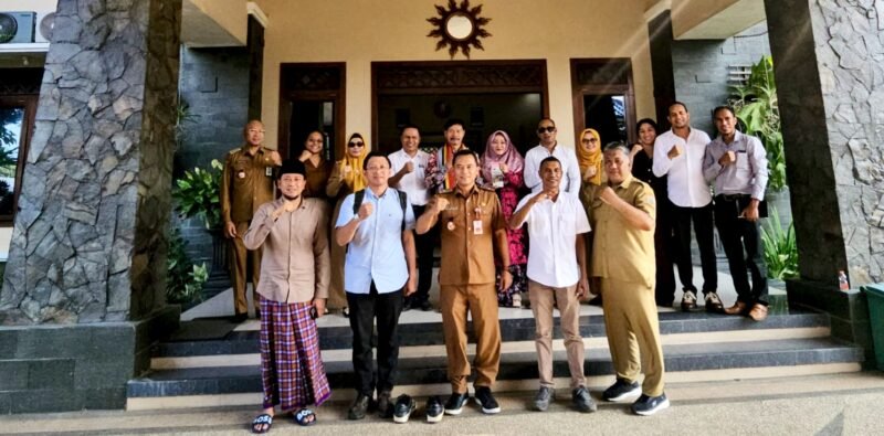 Ket foto. Delegasi negara Timor Leste bersama owner kripik Lumba Lumba Lumba, Sucipto, owner rokok Sayap Mas, Abah Sulaiman dan beberapa perwakilan OPD usai meninjau pabrik pengolahan kripik