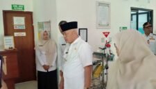 Ket foto. Bupati Malang, HM Sanusi saat sidak ruang pelayanan di Puskesmas Tajinan 