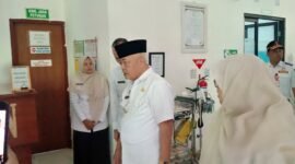 Ket foto. Bupati Malang, HM Sanusi saat sidak ruang pelayanan di Puskesmas Tajinan 