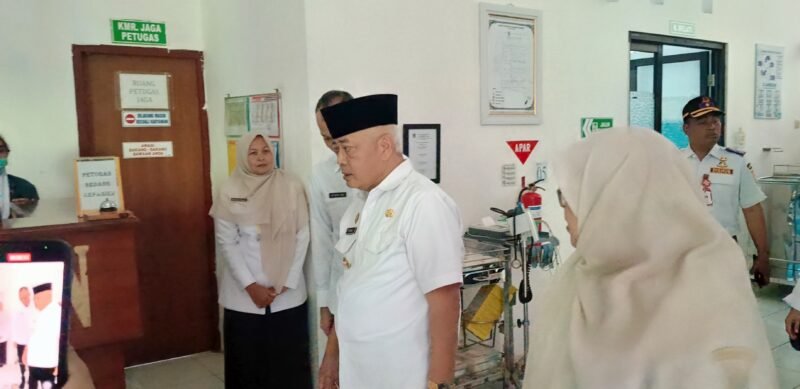Ket foto. Bupati Malang, HM Sanusi saat sidak ruang pelayanan di Puskesmas Tajinan 
