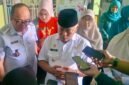 Ket foto. Bupati Malang, HM Sanusi saat diwawancara awak media di Puskesmas Tajinan 