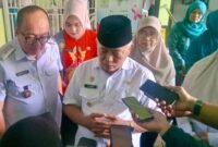 Ket foto. Bupati Malang, HM Sanusi saat diwawancara awak media di Puskesmas Tajinan 