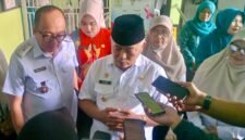 Ket foto. Bupati Malang, HM Sanusi saat diwawancara awak media di Puskesmas Tajinan 