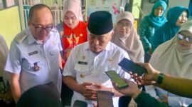 Ket foto. Bupati Malang, HM Sanusi saat diwawancara awak media di Puskesmas Tajinan 