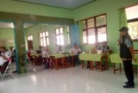 Keterangan : Praktisi Media (Sony & Atok) saat memberikan wawasan Jurnalistik ke MKKS SMP se-kabupaten Blitar.