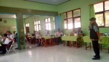 Keterangan : Praktisi Media (Sony & Atok) saat memberikan wawasan Jurnalistik ke MKKS SMP se-kabupaten Blitar.