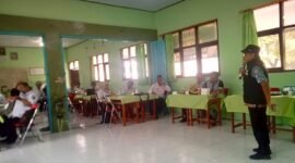 Keterangan : Praktisi Media (Sony & Atok) saat memberikan wawasan Jurnalistik ke MKKS SMP se-kabupaten Blitar.