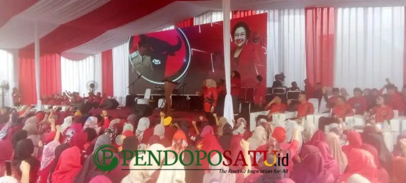 PDIP memperingati Hari Buruh Internasional 
sekaligus Hari Kartini di pabrik rokok Sayap Mas Gondanglegi Malang (Foto: Seno pendoposatu.id)