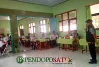 Praktisi media (Sony & Atok) saat memberikan wawasan Jurnalistik ke MKKS SMP se-kabupaten Blitar (Foto: Sony pendoposatu.id)