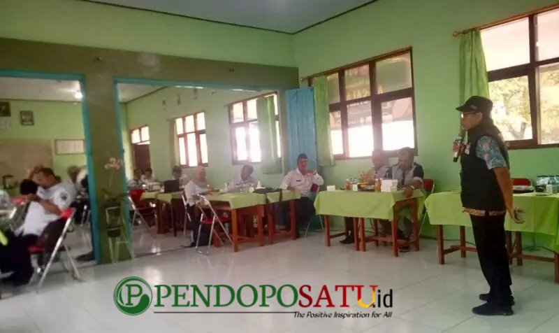 Praktisi media (Sony & Atok) saat memberikan wawasan Jurnalistik ke MKKS SMP se-kabupaten Blitar (Foto: Sony pendoposatu.id)