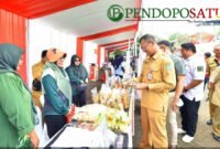 Kepala Diskoperindag Kabupaten Pasuruan, Taofiqul Ghoni saat mengecek pelaku UMKM (Foto: Abdullah pendoposatu.id)