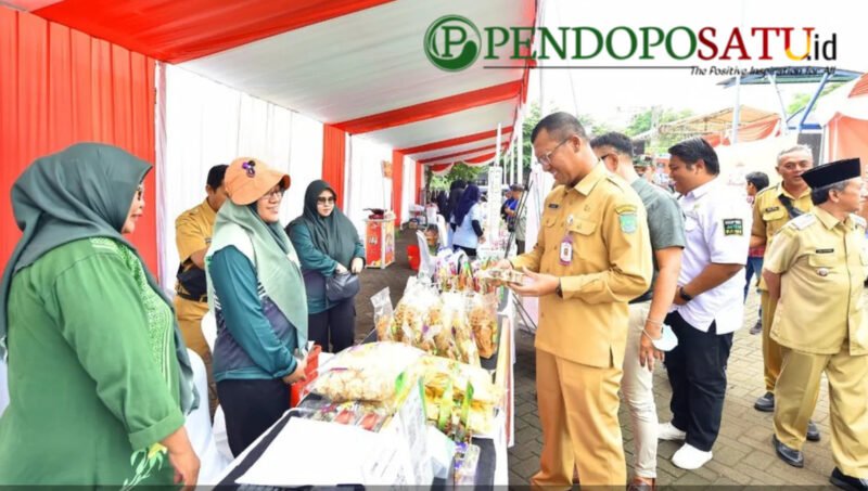 Kepala Diskoperindag Kabupaten Pasuruan, Taofiqul Ghoni saat mengecek pelaku UMKM (Foto: Abdullah pendoposatu.id)