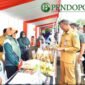 Kepala Diskoperindag Kabupaten Pasuruan, Taofiqul Ghoni saat mengecek pelaku UMKM (Foto: Abdullah pendoposatu.id)