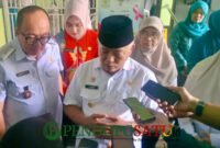Bupati Malang, HM Sanusi di dampingi Kadinkes, drg.Wiyanto Wijoyo, M.M.Kes saat meninjau Puskesmas Tajinan (Foto: Seno pendoposatu.id)