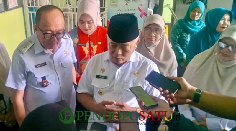 Bupati Malang, HM Sanusi di dampingi Kadinkes, drg.Wiyanto Wijoyo, M.M.Kes saat meninjau Puskesmas Tajinan (Foto: Seno pendoposatu.id)