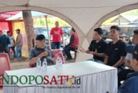 Bupati Malang, HM Sanusi (menghadap kamera) didampingi Kepala DKP, Victor Sembiring (membelakangi kamera) berdialog dengan para nelayan Sendang Biru yang heroik di Pantai Wonogoro Gedangan (Foto: Seno pendoposatu.id)