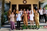 Delegasi negara Timor Leste bersama owner kripik Lumba-lumba, Sucipto, owner rokok Sayap Mas, Abah Sulaiman dan beberapa perwakilan OPD usai meninjau pabrik pengolahan kripik (Foto: Seno pendoposatu.id)