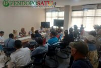 Puluhan warga tergabung di Forum Daerah Aliran Sungai (DAS) Wrati Kedungringin menggelar aksi penyampaian pendapat di kantor Dinas SDA BMBK Kabupaten Pasuruan (Foto: Abdullah pendoposatu.id)