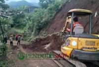 Tim Gabungan BPBD, Relawan dan DPUBM kabupaten Malang saat berjibaku membersihkan bencana longsor (Foto: Riyanto pendoposatu.id)