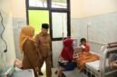 Ket foto. Bupati Malang, HM Sanusi didampingi Kepala Puskesmas Gedangan saat meninjau salah satu ruangan pelayanan rawat inap 