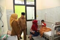 Ket foto. Bupati Malang, HM Sanusi didampingi Kepala Puskesmas Gedangan saat meninjau salah satu ruangan pelayanan rawat inap