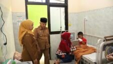 Ket foto. Bupati Malang, HM Sanusi didampingi Kepala Puskesmas Gedangan saat meninjau salah satu ruangan pelayanan rawat inap 