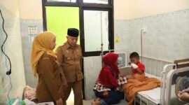 Ket foto. Bupati Malang, HM Sanusi didampingi Kepala Puskesmas Gedangan saat meninjau salah satu ruangan pelayanan rawat inap 