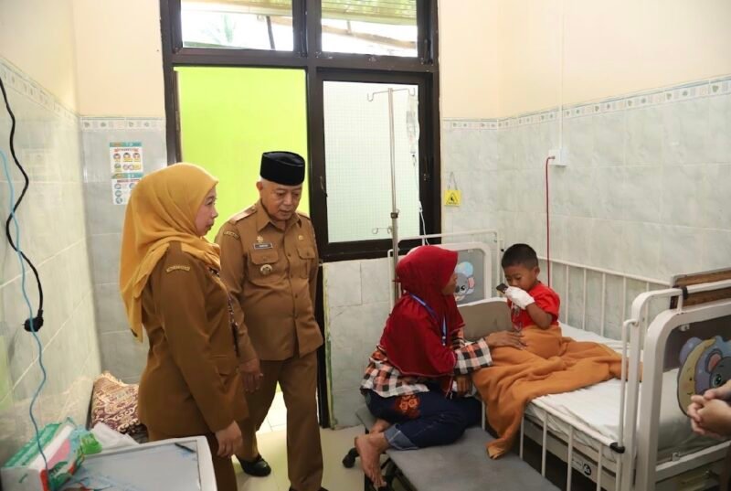Ket foto. Bupati Malang, HM Sanusi didampingi Kepala Puskesmas Gedangan saat meninjau salah satu ruangan pelayanan rawat inap 