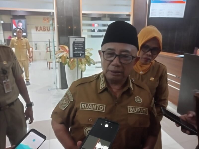 Bupati Blitar, Rijanto Saat Dikonfirmasi Awak Media Usai Didatangi Tim KPK di Kantornya