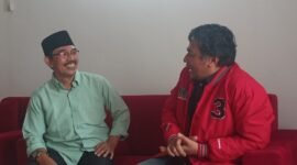 Ket foto. Pertemuan Ketua Fraksi PKB, Abdulloh Satar dan Ketua Fraksi PDI Perjuangan DPRD kabupaten Malang saat bertemu di Kantor DPC PDI Perjuangan Di Kepanjen 