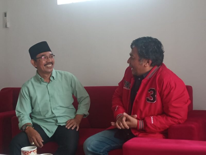 Ket foto. Pertemuan Ketua Fraksi PKB, Abdulloh Satar dan Ketua Fraksi PDI Perjuangan DPRD kabupaten Malang saat bertemu di Kantor DPC PDI Perjuangan Di Kepanjen 