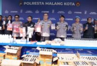 Ket foto. Kapolresta Malang Kota, Putu Kholis Aryana bersama jajarannya saat menggelar konferensi pers 