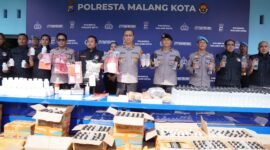 Ket foto. Kapolresta Malang Kota, Putu Kholis Aryana bersama jajarannya saat menggelar konferensi pers 