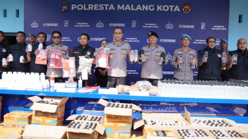 Ket foto. Kapolresta Malang Kota, Putu Kholis Aryana bersama jajarannya saat menggelar konferensi pers 