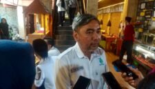 Ket foto. Ketua GAPEMBI Malang raya, Djoni Sudjatmiko saat diwawancara awak media usai rapat kerja anggota GAPEMBI 