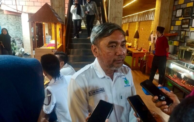 Ket foto. Ketua GAPEMBI Malang raya, Djoni Sudjatmiko saat diwawancara awak media usai rapat kerja anggota GAPEMBI 