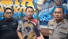 Ket foto. Kasatreskrim Polresta Malang Kota, Rahmad Aji Prabowo, saat diwawancara awak media