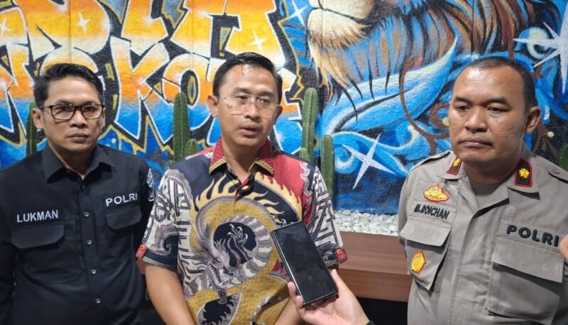 Ket foto. Kasatreskrim Polresta Malang Kota, Rahmad Aji Prabowo, saat diwawancara awak media 