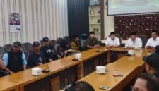 Ket foto. Anggota DPRD kabupaten Malang saat menerima perwakilan warga masyarakat Bendungan lahor Karangkates di gedung DPRD kabupaten Malang 