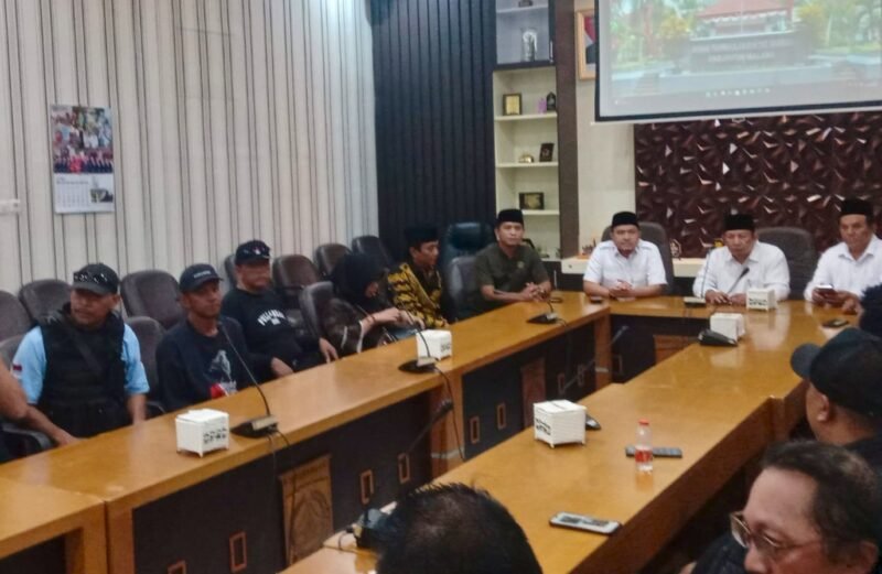 Ket foto. Anggota DPRD kabupaten Malang saat menerima perwakilan warga masyarakat Bendungan lahor Karangkates di gedung DPRD kabupaten Malang 
