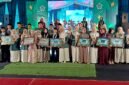 Ket foto. Wisuda siswa siswi Yayasan Shirotul Fuqoha' terbaik saat menerima penghargaan